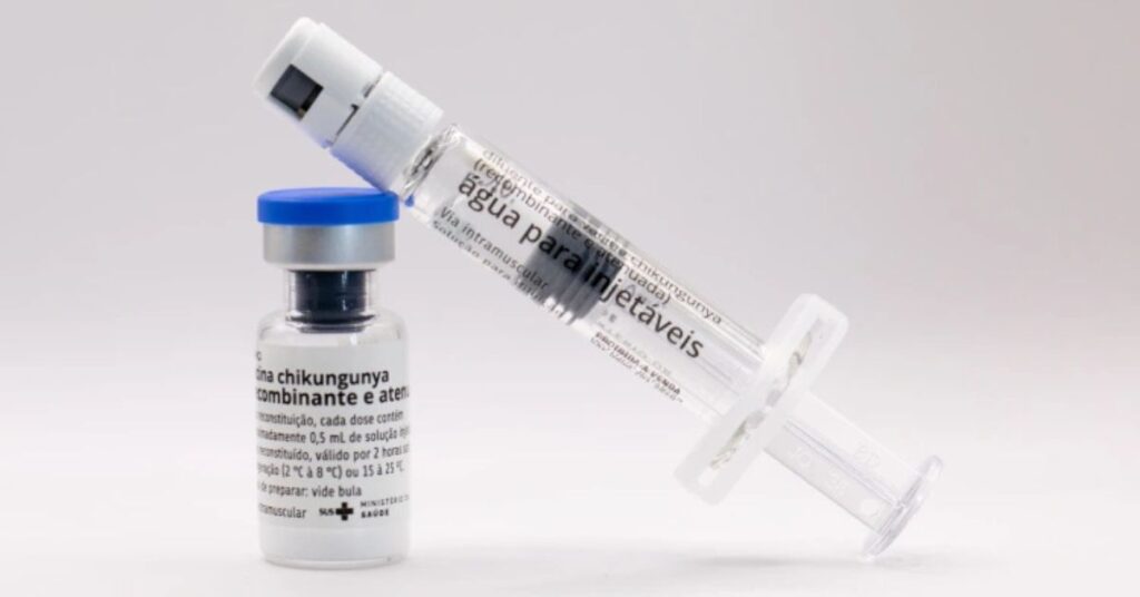Frasco e seringa da vacina contra chikungunya desenvolvida pelo Butantan